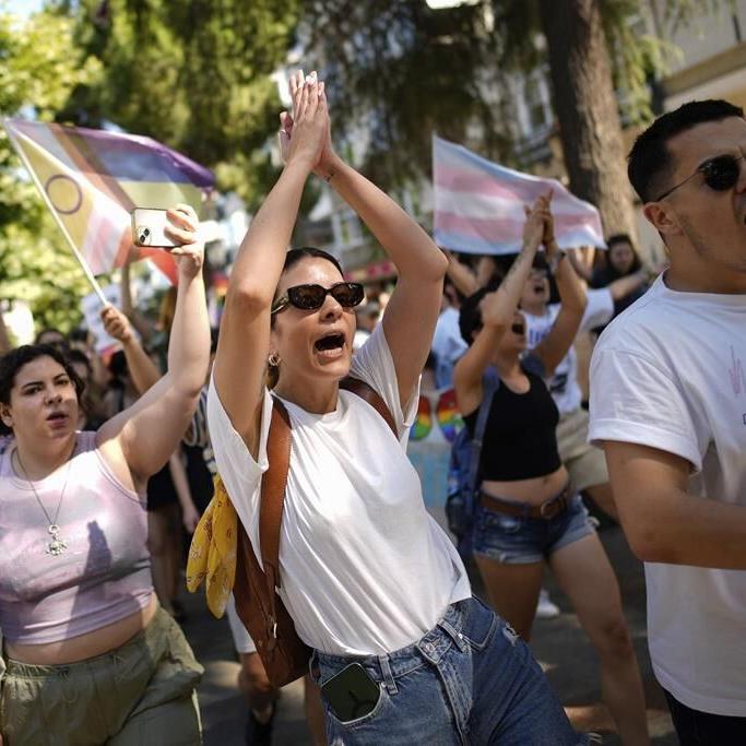 Impromptu LGBTQ+ protest in Istanbul after governor bans Pride march